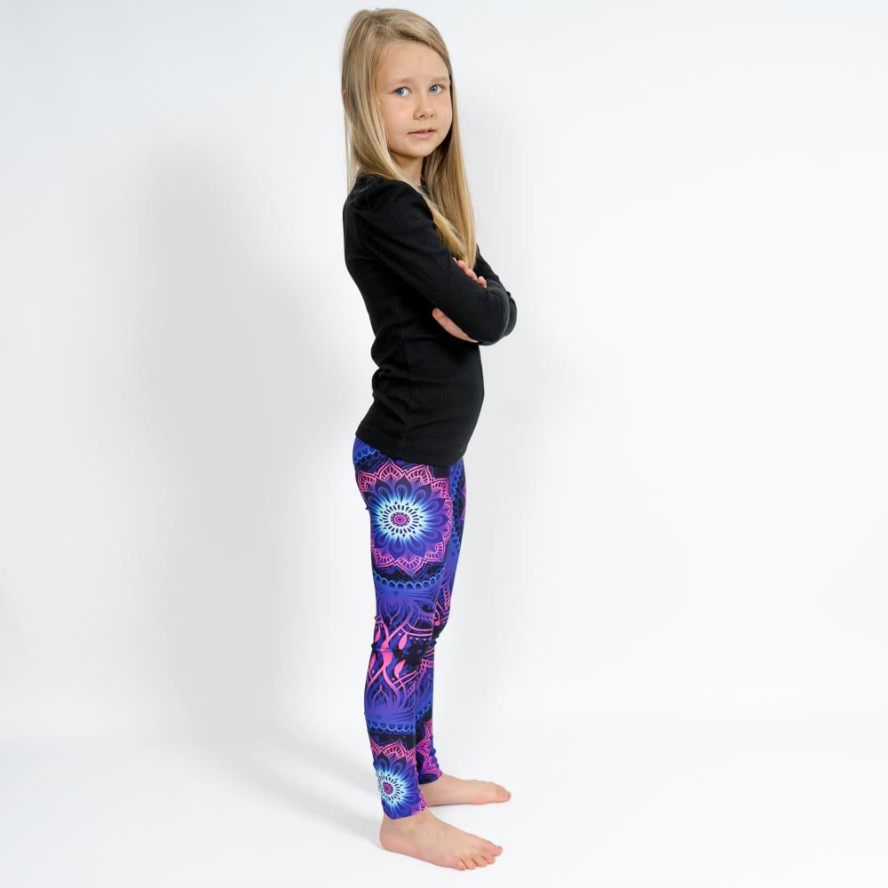 Barn i højtaljede mønstrede leggings. Meget elastiske og perfekt til leg og hverdag. Ikke gennemsigtige.