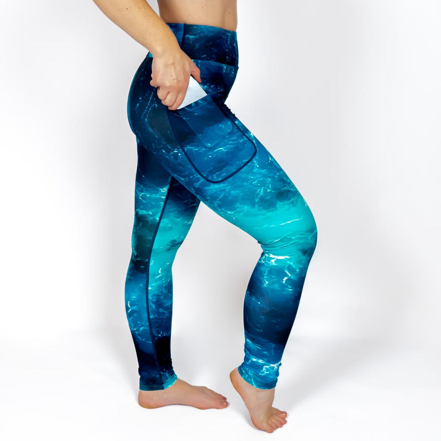 Kvinde i højtaljede mønstrede leggings. Tights har lommer på begge sider. Meget elastiske og squat proof.