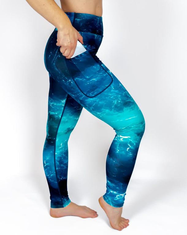 Kvinde i højtaljede mønstrede leggings. Tights har lommer på begge sider. Meget elastiske og squat proof.