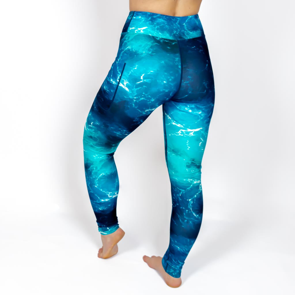 Kvinde i højtaljede mønstrede leggings. Tights har lommer på begge sider. Meget elastiske og squat proof.