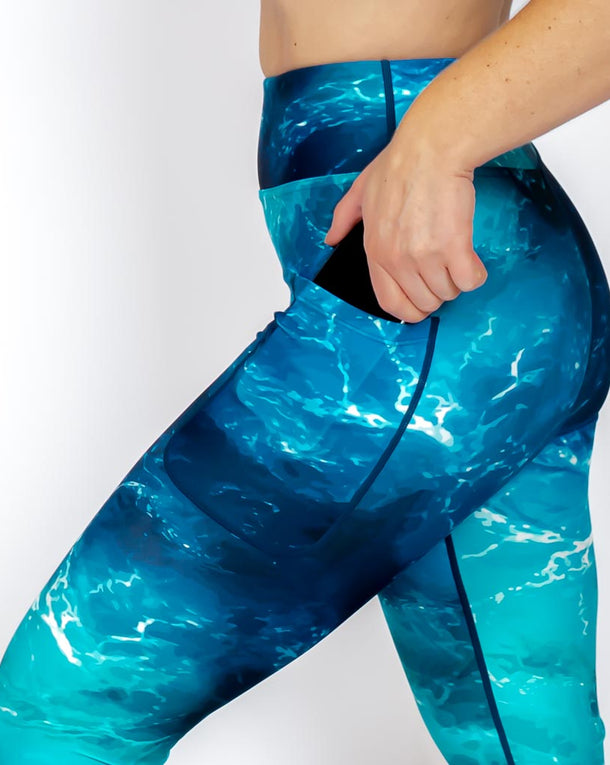 Kvinde i højtaljede mønstrede leggings. Tights har lommer på begge sider. Meget elastiske og squat proof.