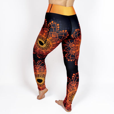 Kvinde i højtaljede mønstrede leggings. Tights har lommer på begge sider. Meget elastiske og squat proof.