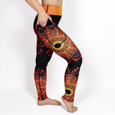 Kvinde i højtaljede mønstrede leggings. Tights har lommer på begge sider. Meget elastiske og squat proof.