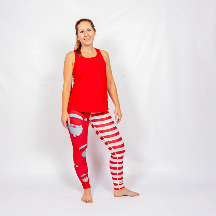 Kvinde i højtaljede mønstrede leggings. Tights har lommer på begge sider. Meget elastiske og squat proof.