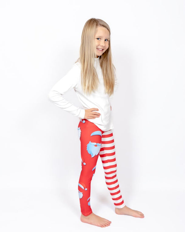 Barn i højtaljede mønstrede leggings. Meget elastiske og perfekt til leg og hverdag. Ikke gennemsigtige