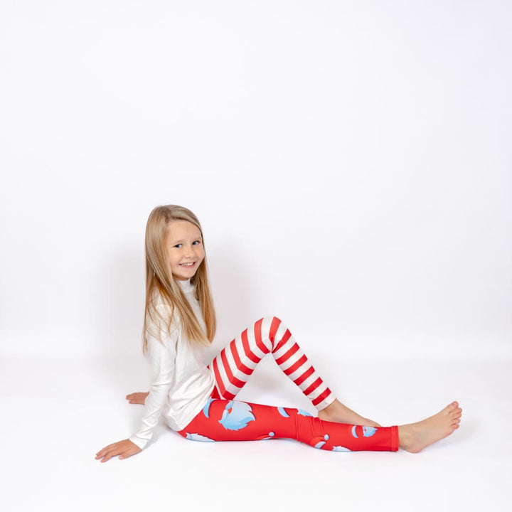 Barn i højtaljede mønstrede leggings. Meget elastiske og perfekt til leg og hverdag. Ikke gennemsigtige