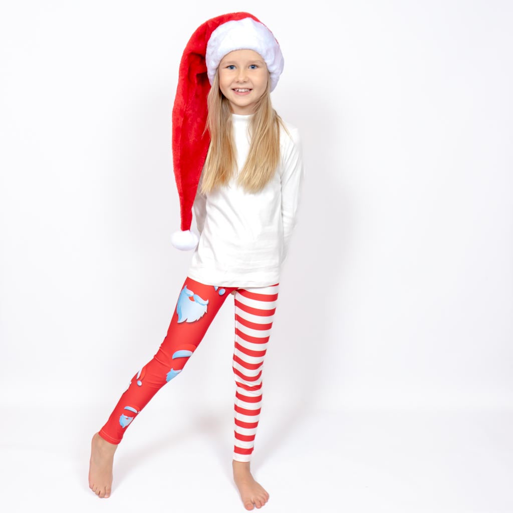 Barn i højtaljede mønstrede leggings. Meget elastiske og perfekt til leg og hverdag. Ikke gennemsigtige