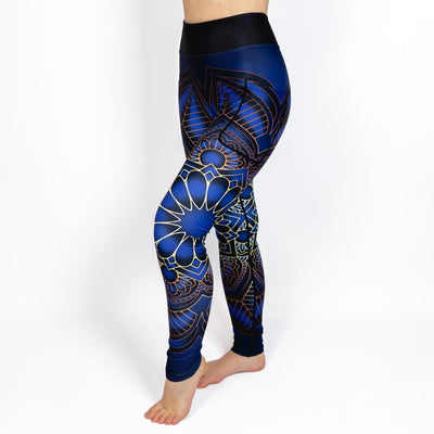 Kvinde i højtaljede mønstrede leggings. Tights har lommer på begge sider. Meget elastiske og squat proof.