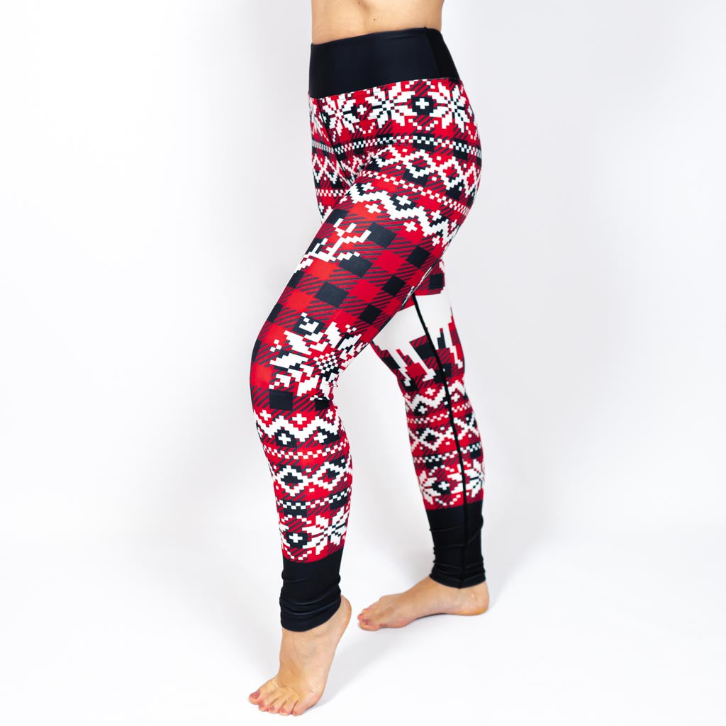 Kvinde i højtaljede mønstrede leggings. Tights har lommer på begge sider. Meget elastiske og squat proof.