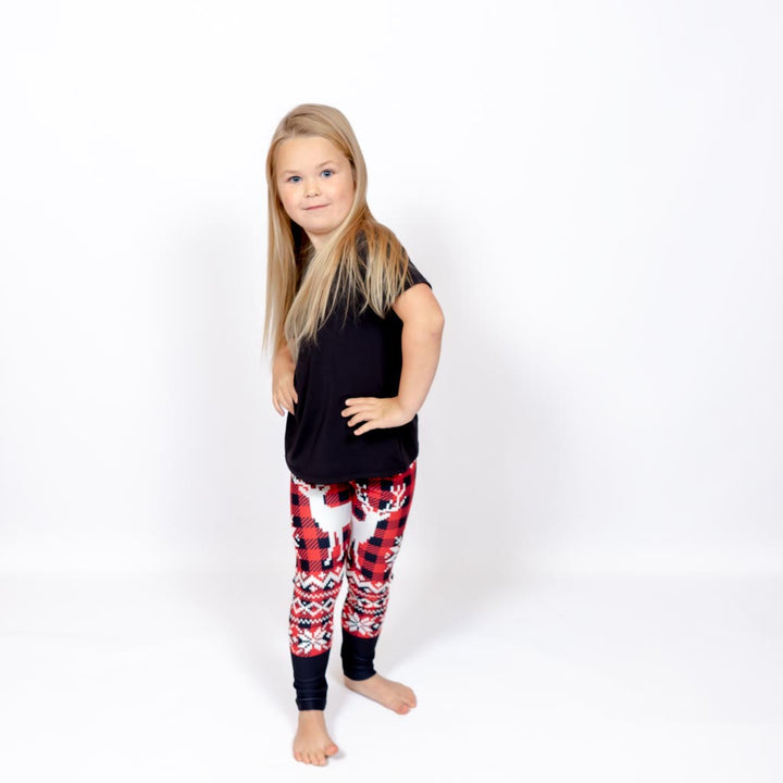 Barn i højtaljede mønstrede leggings. Meget elastiske og perfekt til leg og hverdag. Ikke gennemsigtige.