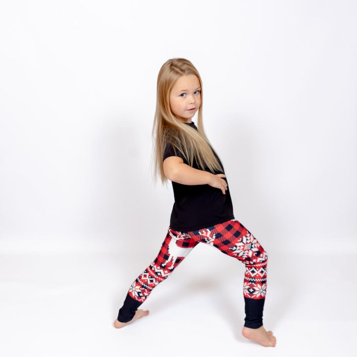 Barn i højtaljede mønstrede leggings. Meget elastiske og perfekt til leg og hverdag. Ikke gennemsigtige.