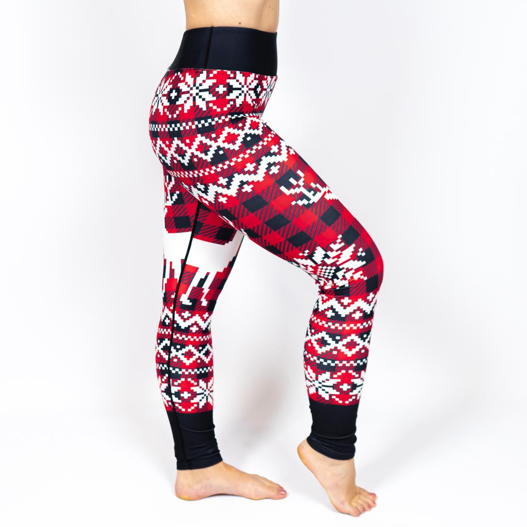 Kvinde i højtaljede mønstrede leggings. Tights har lommer på begge sider. Meget elastiske og squat proof.