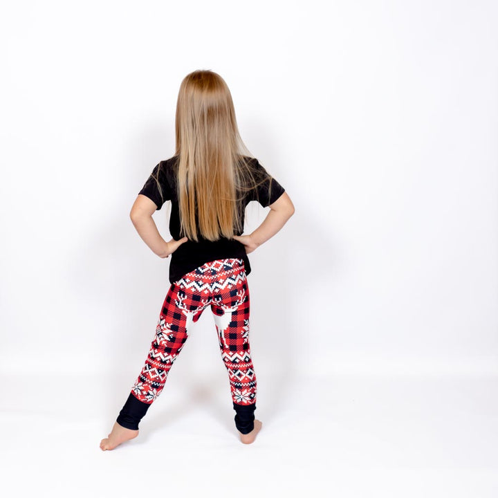 Barn i højtaljede mønstrede leggings. Meget elastiske og perfekt til leg og hverdag. Ikke gennemsigtige.