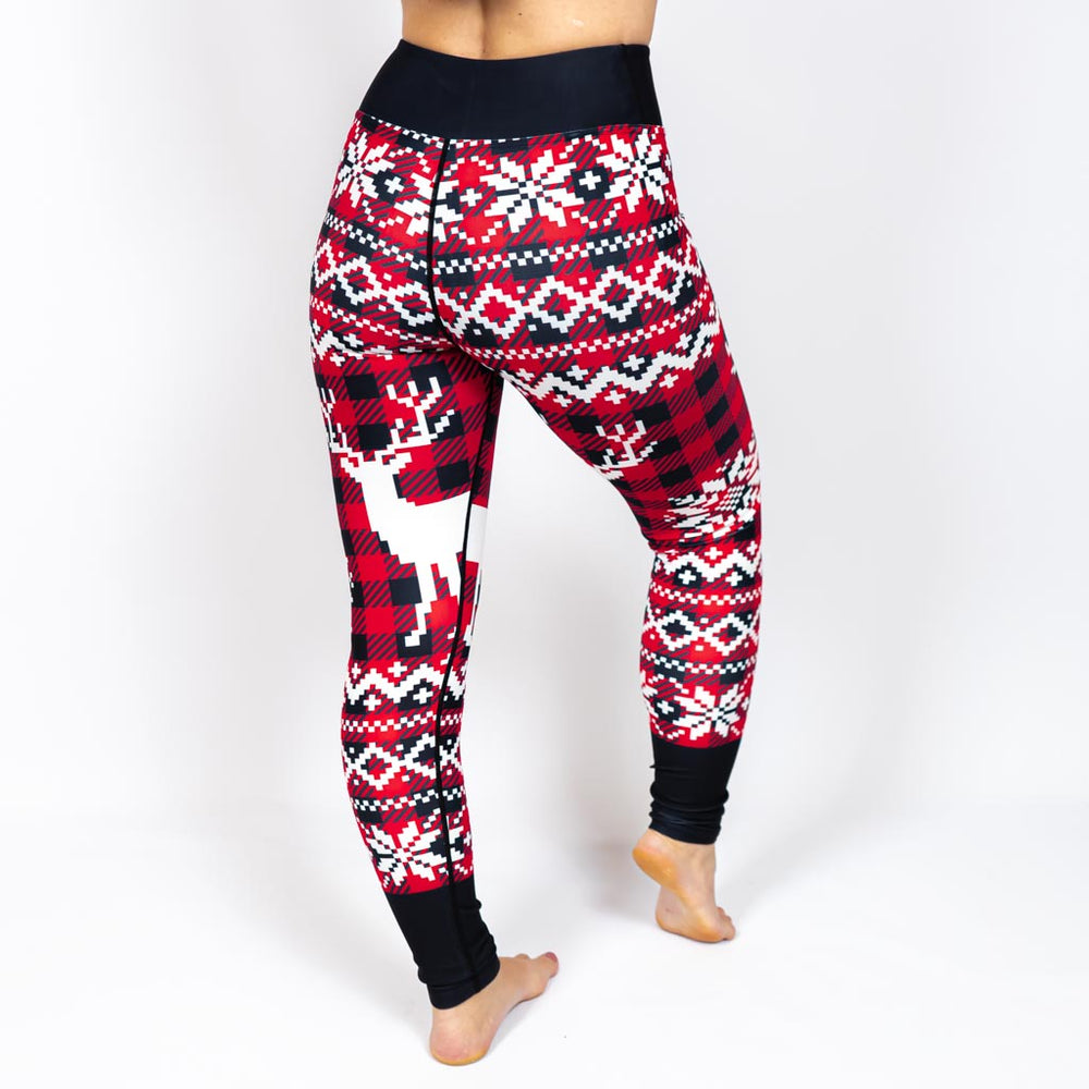 Kvinde i højtaljede mønstrede leggings. Tights har lommer på begge sider. Meget elastiske og squat proof.