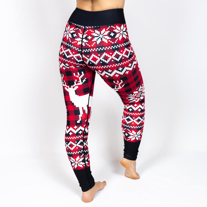 Kvinde i højtaljede mønstrede leggings. Tights har lommer på begge sider. Meget elastiske og squat proof.