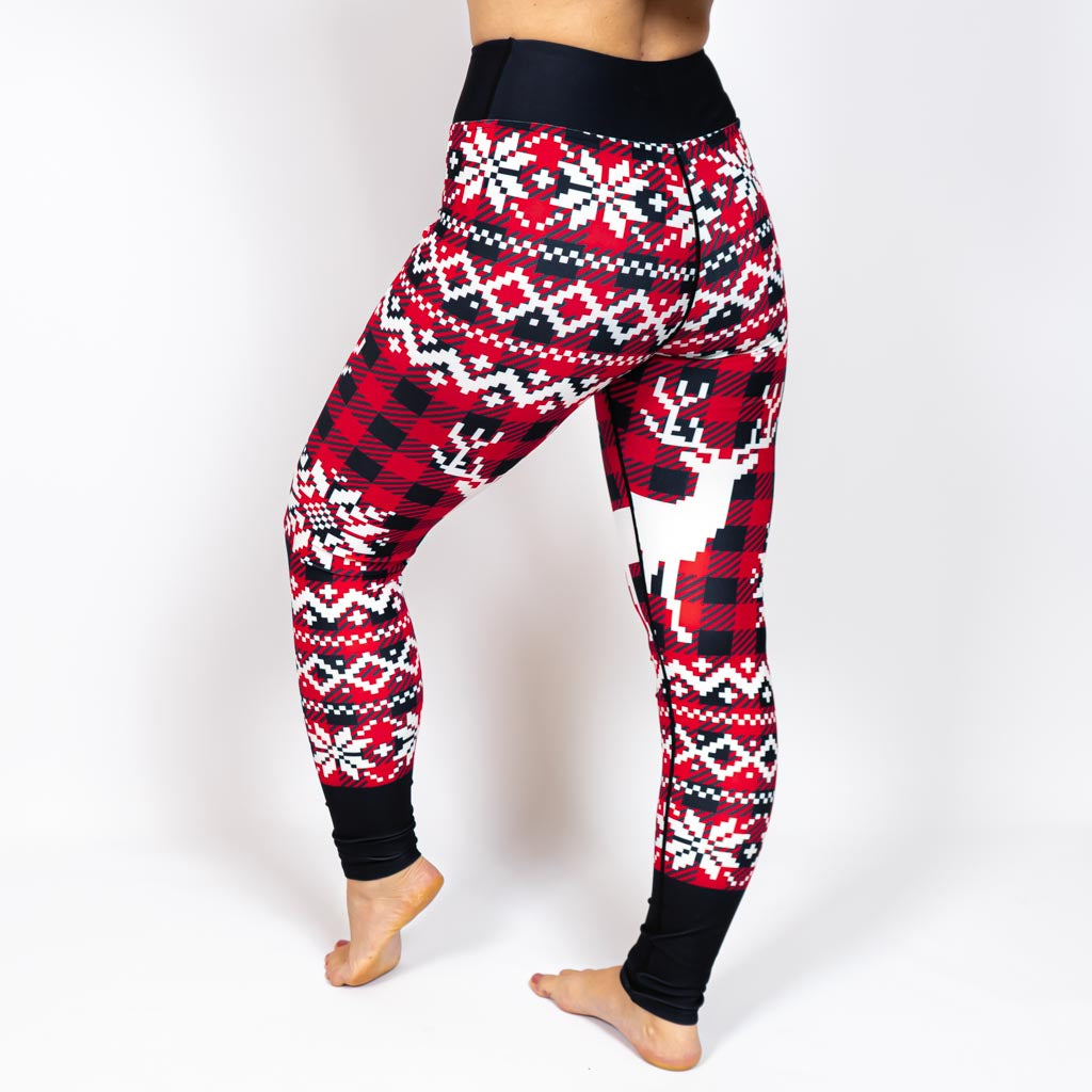 Kvinde i højtaljede mønstrede leggings. Tights har lommer på begge sider. Meget elastiske og squat proof.