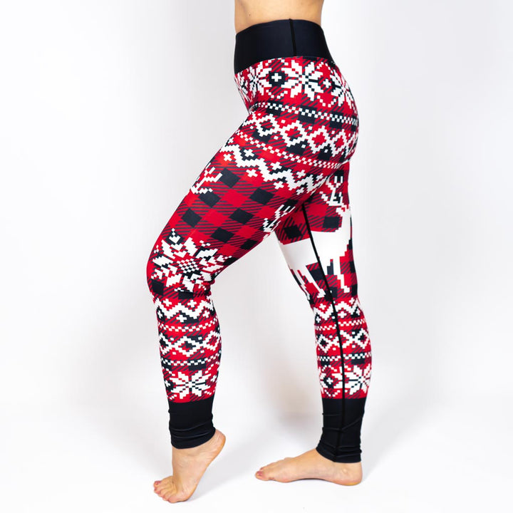 Kvinde i højtaljede mønstrede leggings. Tights har lommer på begge sider. Meget elastiske og squat proof.