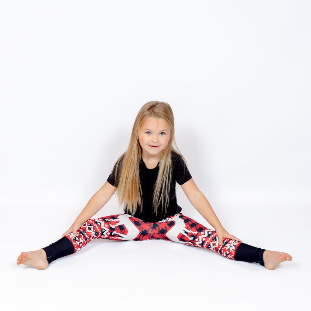 Barn i højtaljede mønstrede leggings. Meget elastiske og perfekt til leg og hverdag. Ikke gennemsigtige.