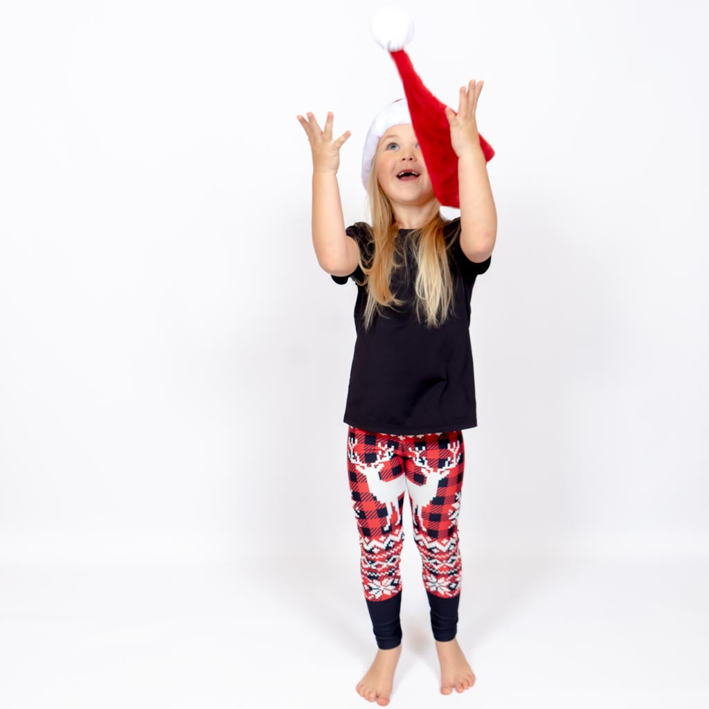 Barn i højtaljede mønstrede leggings. Meget elastiske og perfekt til leg og hverdag. Ikke gennemsigtige.