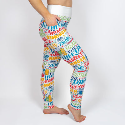 Kvinde i højtaljede mønstrede leggings. Tights har lommer på begge sider. Meget elastiske og squat proof.