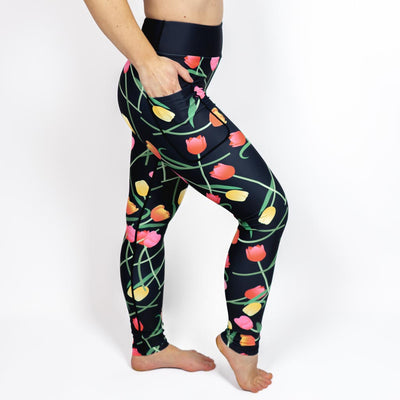 Kvinde i højtaljede mønstrede leggings. Tights har lommer på begge sider. Meget elastiske og squat proof.