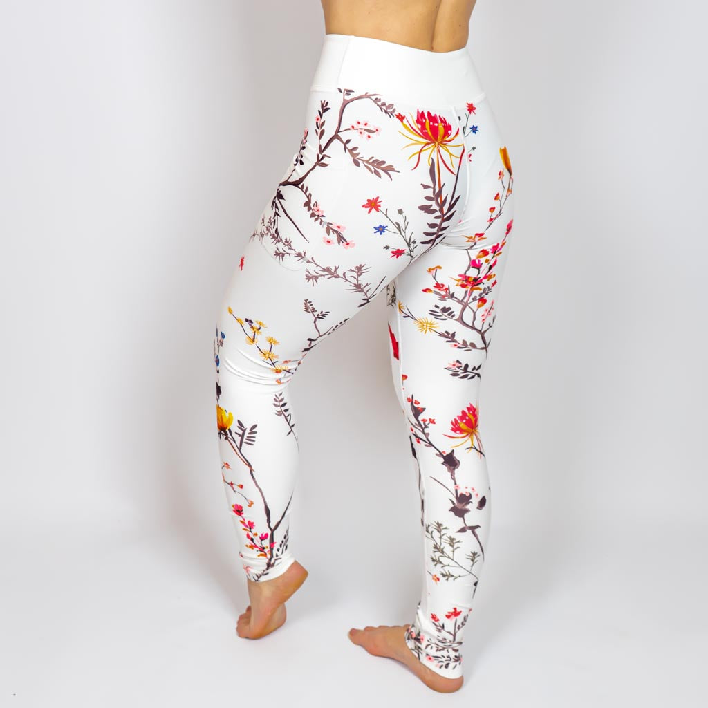 Kvinde i højtaljede mønstrede leggings. Tights har lommer på begge sider. Meget elastiske og squat proof.